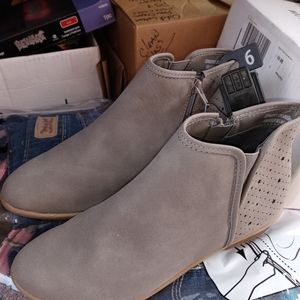 Woman's ankle booties